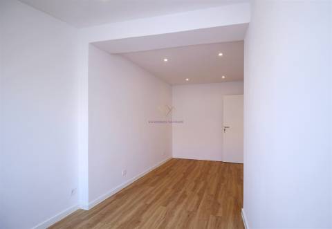 Apartamento T2 remodelado proximo Loja do Cidadão Queluz
