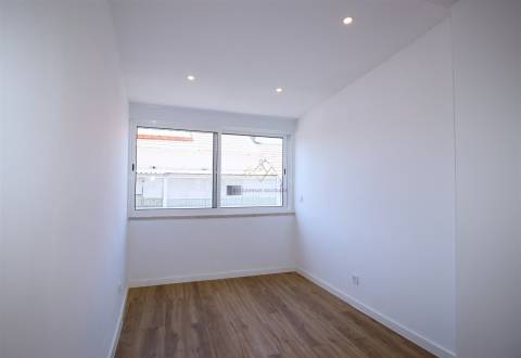Apartamento T2 remodelado proximo Loja do Cidadão Queluz