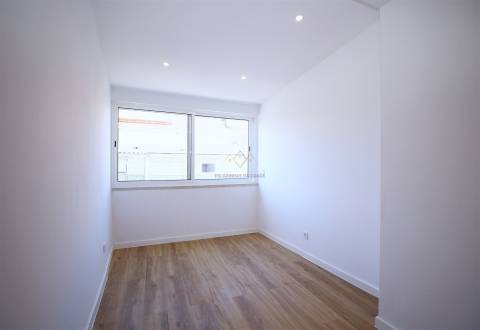 Apartamento T2 remodelado proximo Loja do Cidadão Queluz