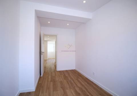Apartamento T2 remodelado proximo Loja do Cidadão Queluz