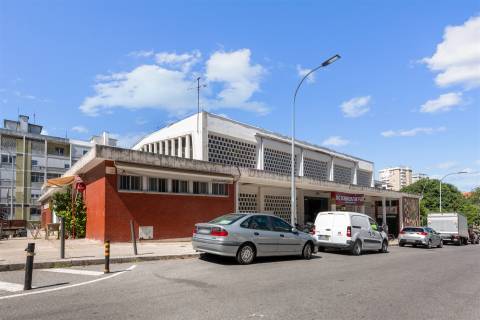 T2 Remodelado a Estrear com Varanda, perto do  Metro Alto dos Moinhos