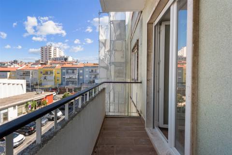 T2 Remodelado a Estrear com Varanda, perto do  Metro Alto dos Moinhos