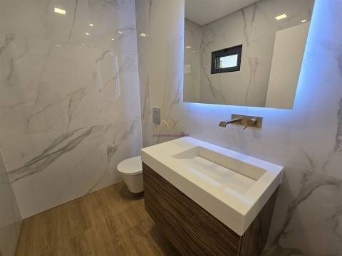 Moradia T5 com piscina e elevador em Loures