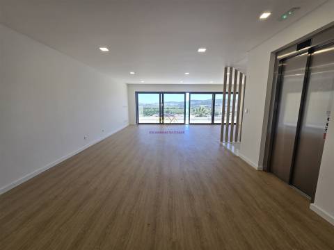 Moradia T5 com piscina e elevador em Loures