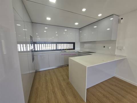 Moradia T5 com piscina e elevador em Loures