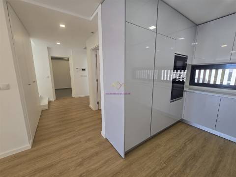 Moradia T5 com piscina e elevador em Loures