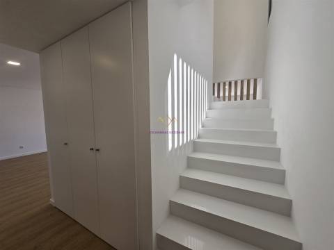 Moradia T5 com piscina e elevador em Loures