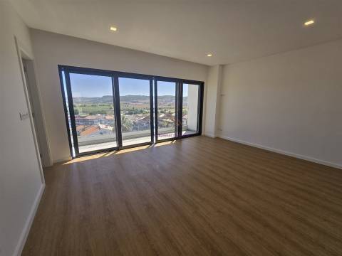 Moradia T5 com piscina e elevador em Loures