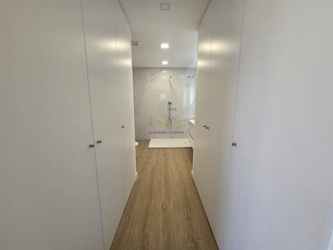 Moradia T5 com piscina e elevador em Loures