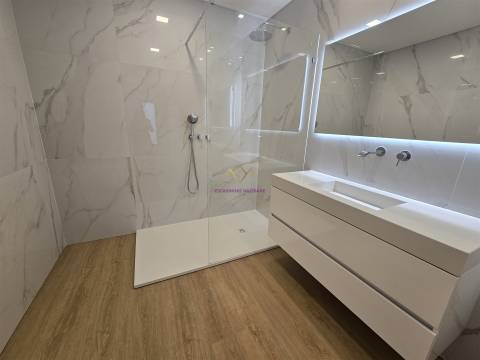 Moradia T5 com piscina e elevador em Loures