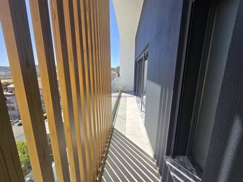 Moradia T5 com piscina e elevador em Loures