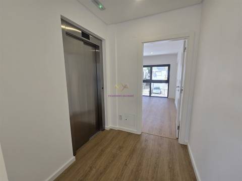 Moradia T5 com piscina e elevador em Loures