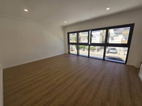 Moradia T5 com piscina e elevador em Loures