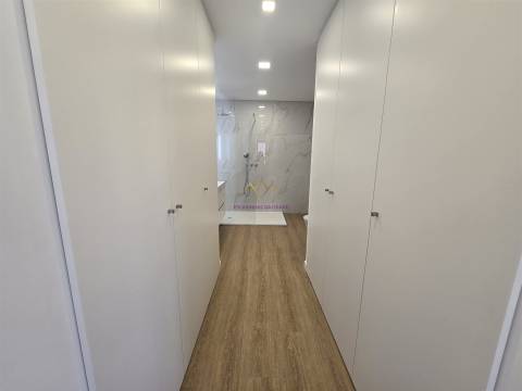 Moradia T5 com piscina e elevador em Loures