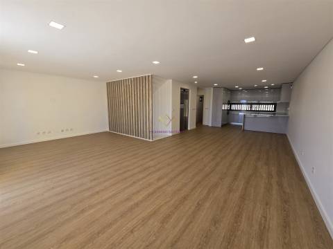 Moradia T5 com piscina e elevador em Loures