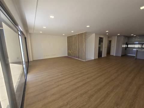 Moradia T5 com piscina e elevador em Loures