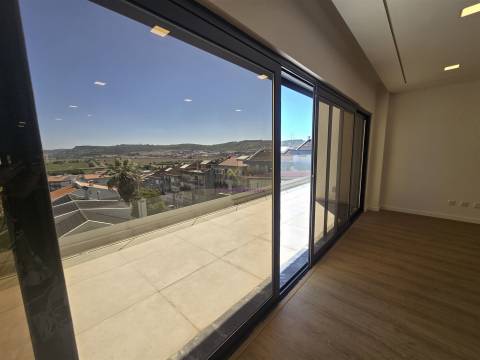 Moradia T5 com piscina e elevador em Loures
