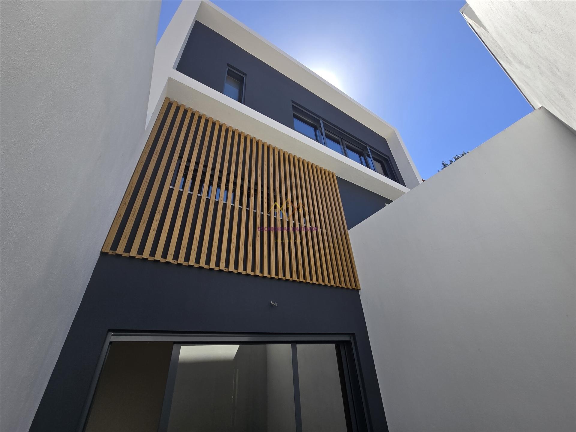 Moradia T5 com piscina e elevador em Loures