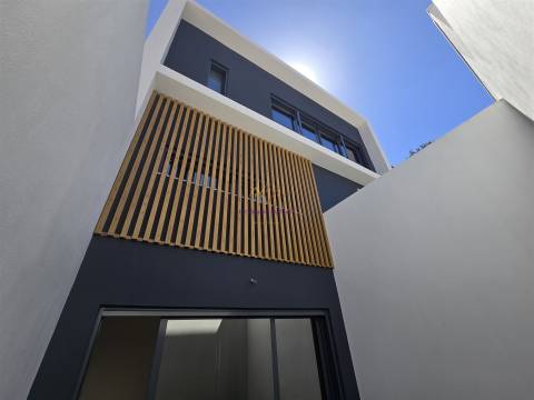 Moradia T5 com piscina e elevador em Loures