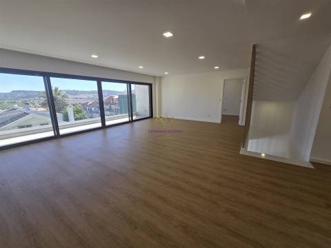 Moradia T5 com piscina e elevador em Loures