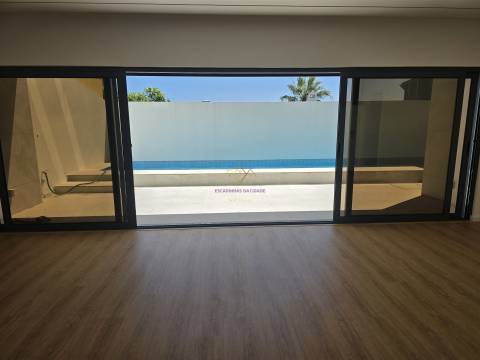 Moradia T5 com piscina e elevador em Loures