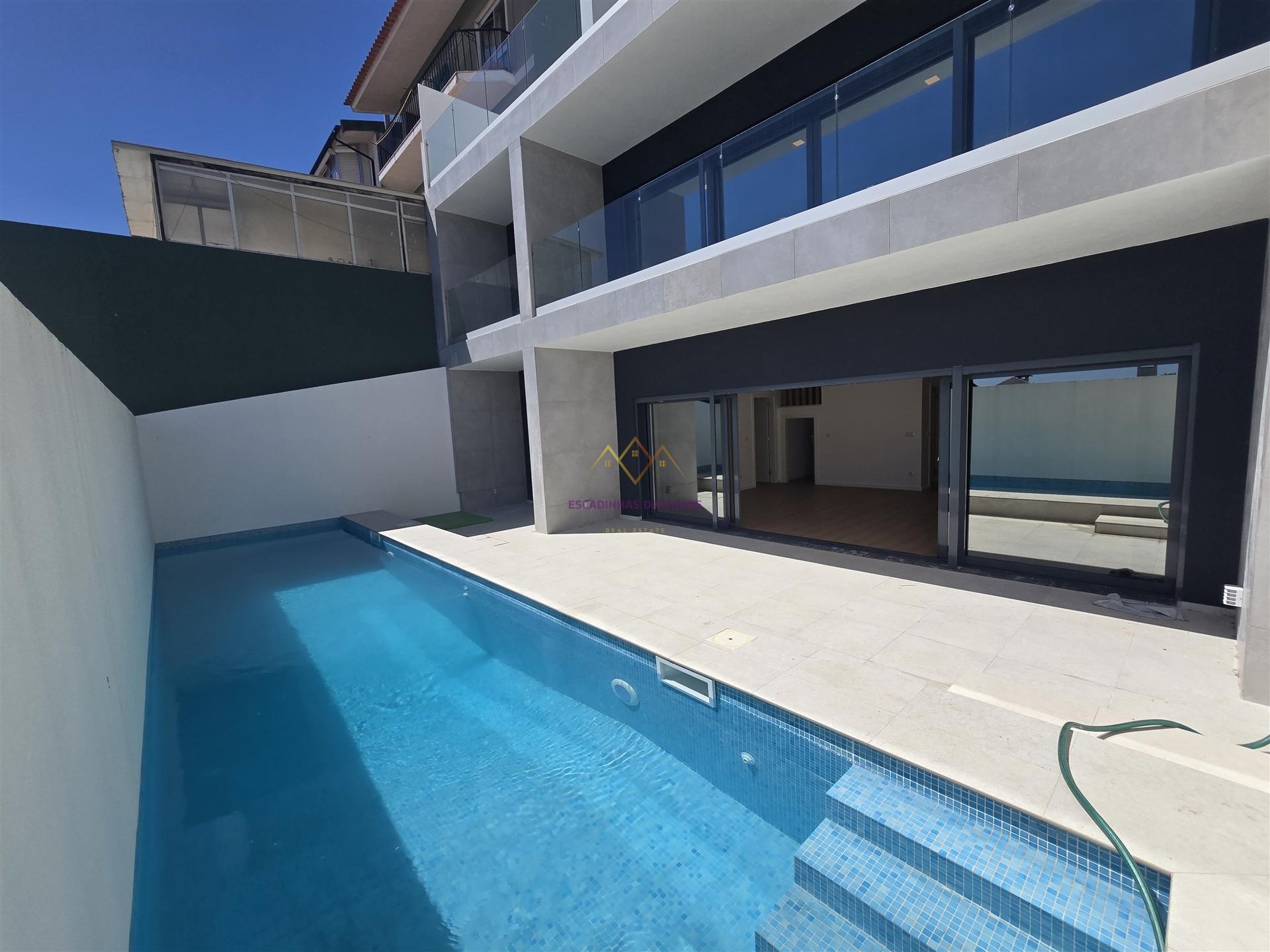 Moradia T5 com piscina e elevador em Loures