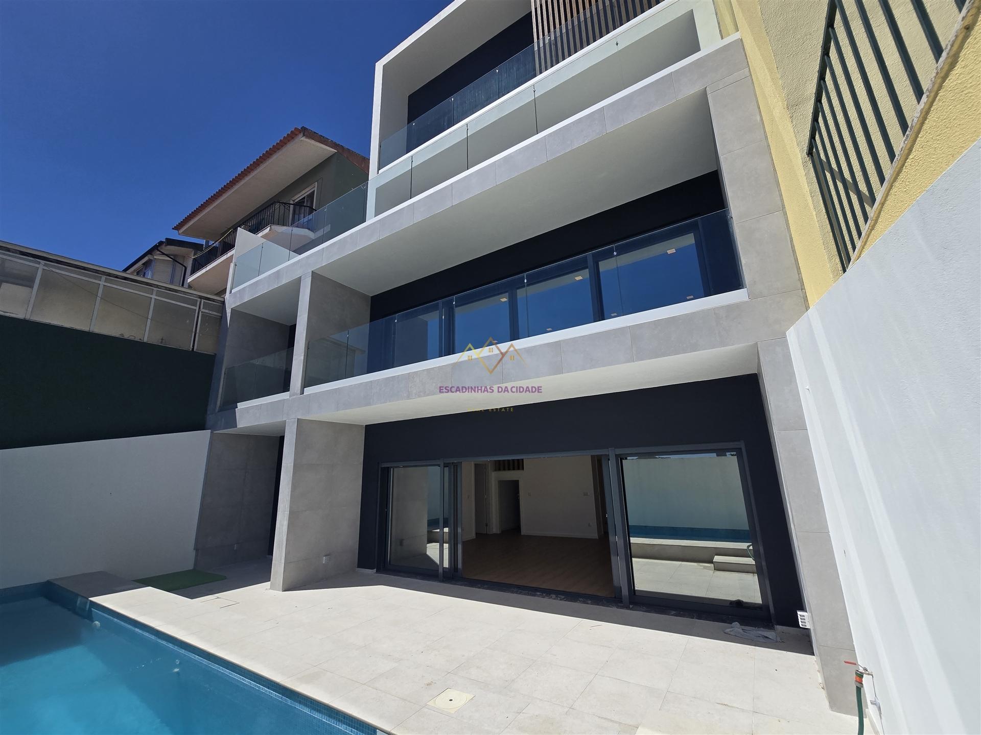 Moradia T5 com piscina e elevador em Loures