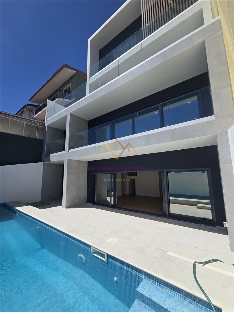 Moradia T5 com piscina e elevador em Loures
