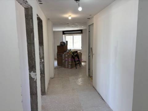 T2+1 em Remodelação Total com Vista Rio