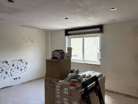 T2+1 em Remodelação Total com Vista Rio