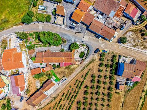 Moradia para obras com piscina no Rodeio