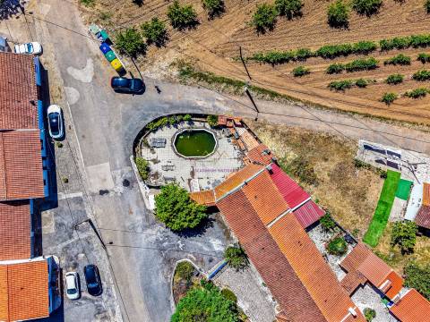 Moradia para obras com piscina no Rodeio
