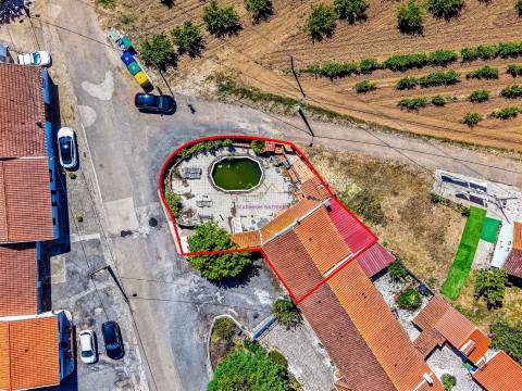 Moradia para obras com piscina no Rodeio