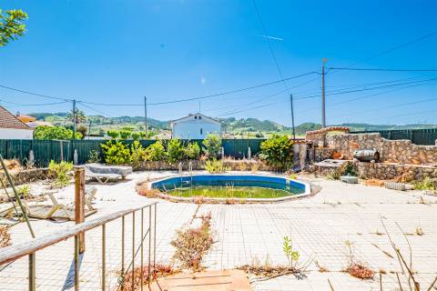 Moradia para obras com piscina no Rodeio