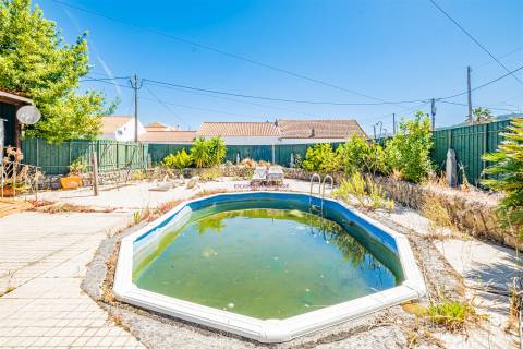 Moradia para obras com piscina no Rodeio