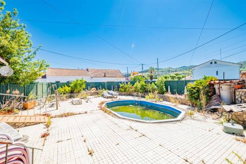 Moradia para obras com piscina no Rodeio