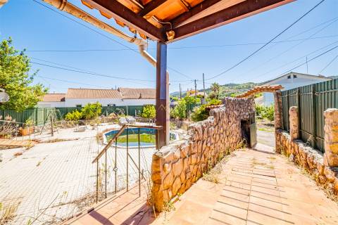 Moradia para obras com piscina no Rodeio