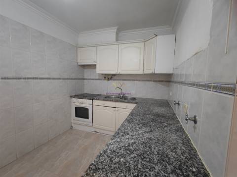 Apartamento T2 2 Frentes Solares, Quartos Amplos em Mem Martins