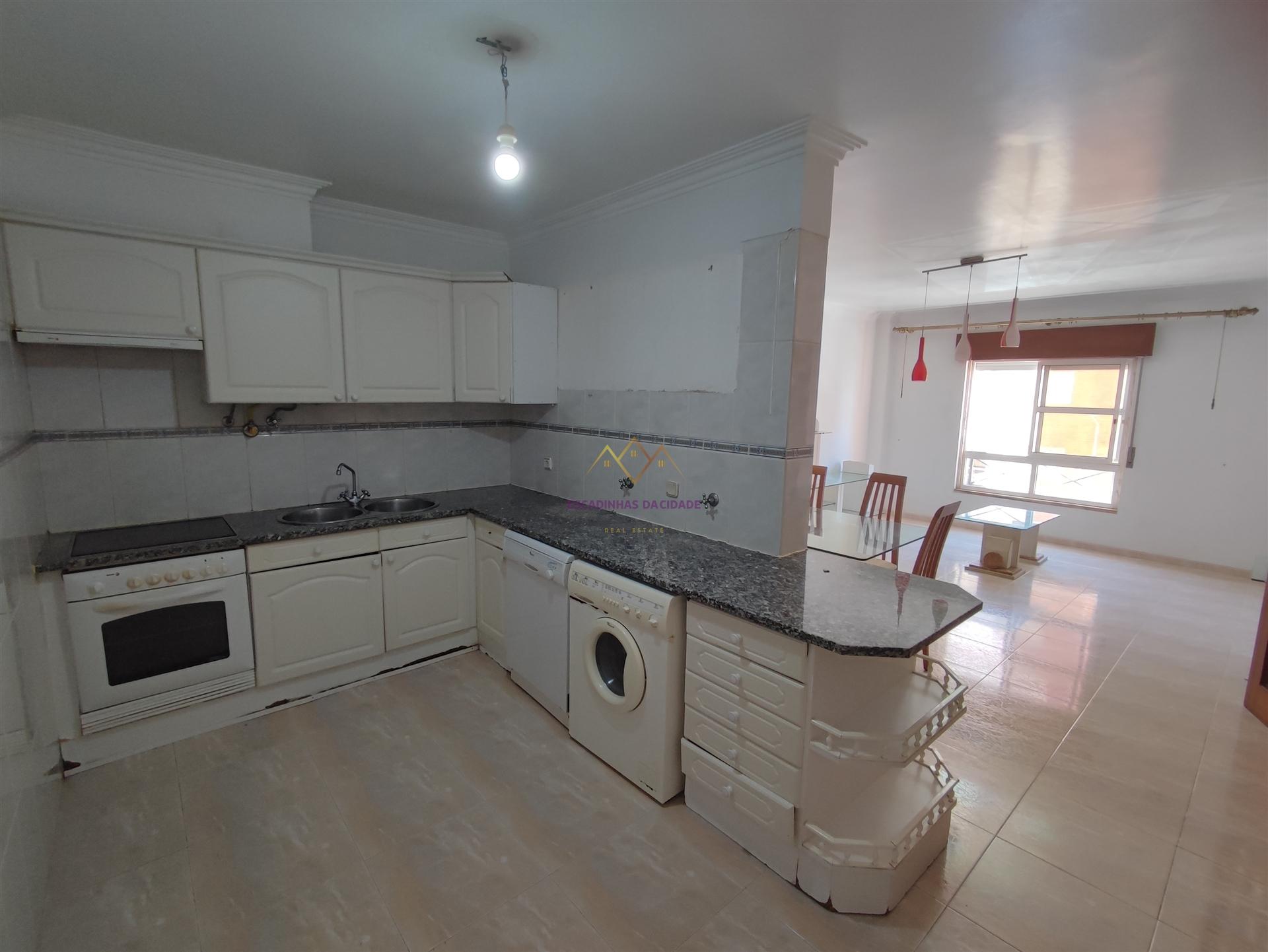Apartamento T2 2 Frentes Solares, Quartos Amplos em Mem Martins