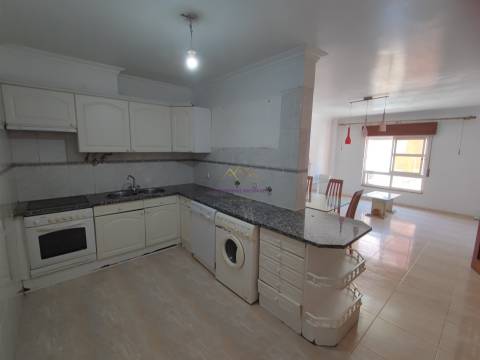 Apartamento T2 2 Frentes Solares, Quartos Amplos em Mem Martins
