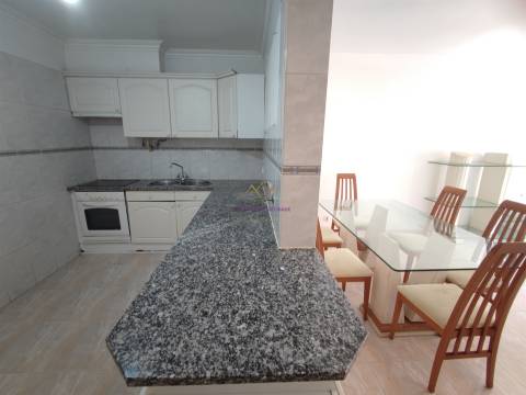 Apartamento T2 2 Frentes Solares, Quartos Amplos em Mem Martins