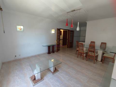 Apartamento T2 2 Frentes Solares, Quartos Amplos em Mem Martins