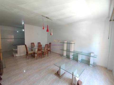 Apartamento T2 2 Frentes Solares, Quartos Amplos em Mem Martins