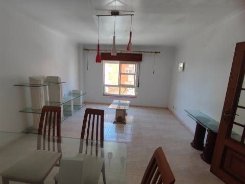 Apartamento T2 2 Frentes Solares, Quartos Amplos em Mem Martins