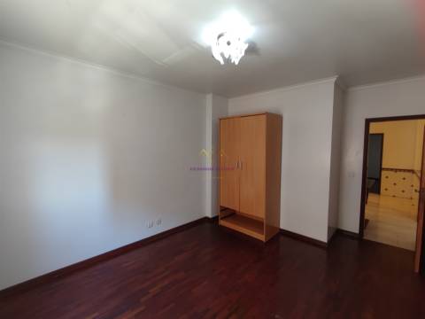 Apartamento T2 2 Frentes Solares, Quartos Amplos em Mem Martins
