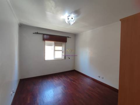 Apartamento T2 2 Frentes Solares, Quartos Amplos em Mem Martins