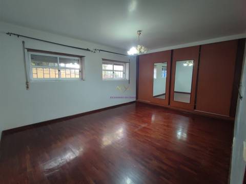 Apartamento T2 2 Frentes Solares, Quartos Amplos em Mem Martins