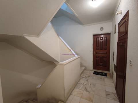 Apartamento T2 2 Frentes Solares, Quartos Amplos em Mem Martins