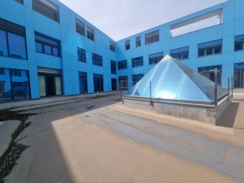 Terreno com prédio por concluir (edifício de habitação e comércio)