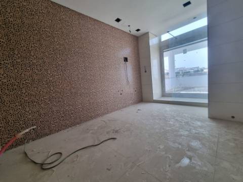 Terreno com prédio por concluir (edifício de habitação e comércio)